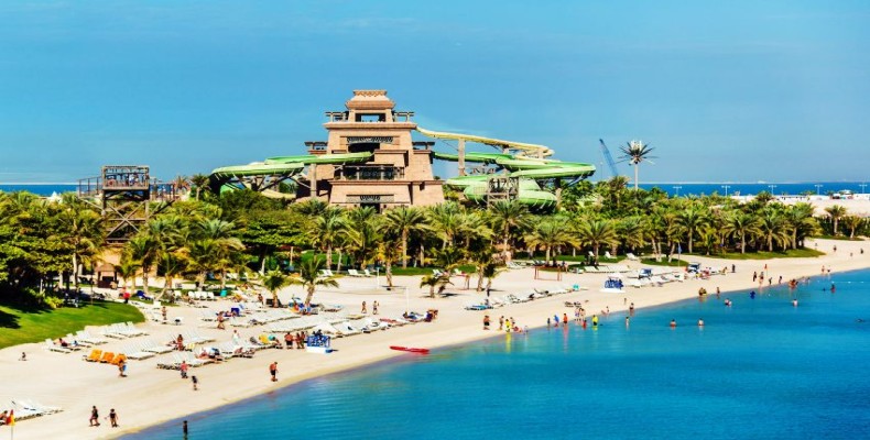 پارک آبی آکواونچر دبی در هتل آتلانتیس پالم با سرسرههای بلند و ساحل شنی سفید