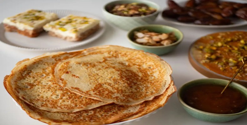 چباب یا پنکیک عربی با خرما و عسل؛ صبحانه سنتی در میان بهترین غذاهای دبی