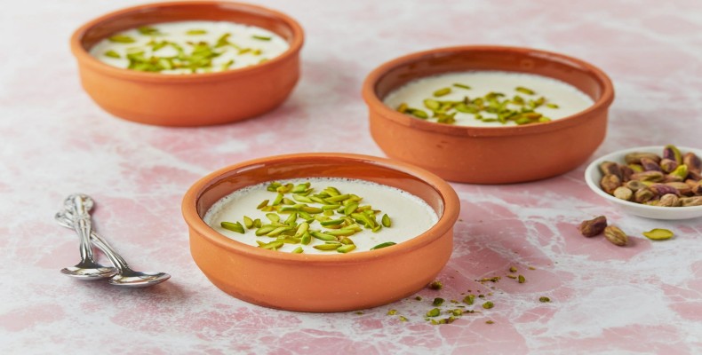 مهلبیه با پودر پسته؛ دسر عربی خوشمزه و از محبوب‌ترین غذاهای دبی