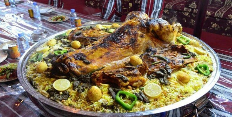 شتر شکم‌پر مجلسی با برنج و ادویه عربی