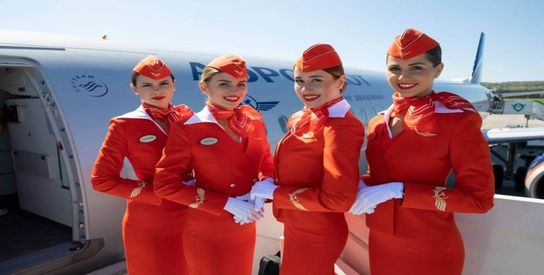 مهمانداران زیبای آئروفلوت روسیه با یونیفرم قرمز و اکسسوری سفید