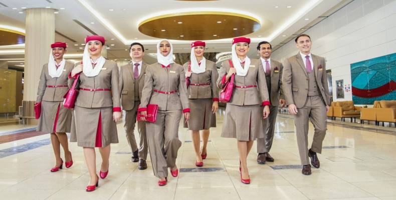 مهمانداران خوشتیپ اتحاد ایرویز با یونیفرم قرمز و رنگ های خنثی