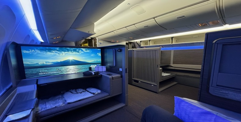 کابین ANA First Class با صفحهنمایش بزرگ، فضای خصوصی آبیرنگ و طراحی مینیمال ژاپنی.