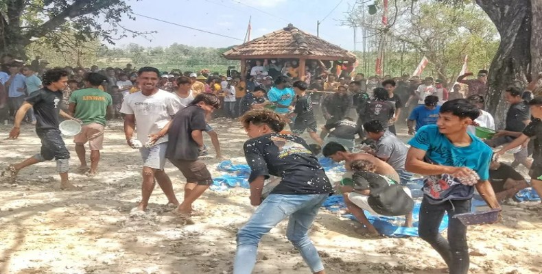 جشن Tawur Nasi و پرتاب برنج به سوی همدیگر