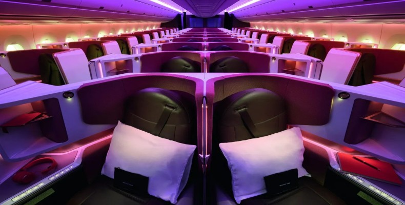 فضای مدرن Virgin Atlantic Upper Class با طراحی صورتی و مشکی و صندلیهای تختشونده.