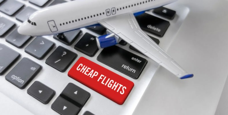 جستجوی آنلاین بلیط هواپیما با لپ‌تاپ؛ پرداخت اینترنتی و برنامه‌ریزی سفر برای انتخاب پرواز ارزان