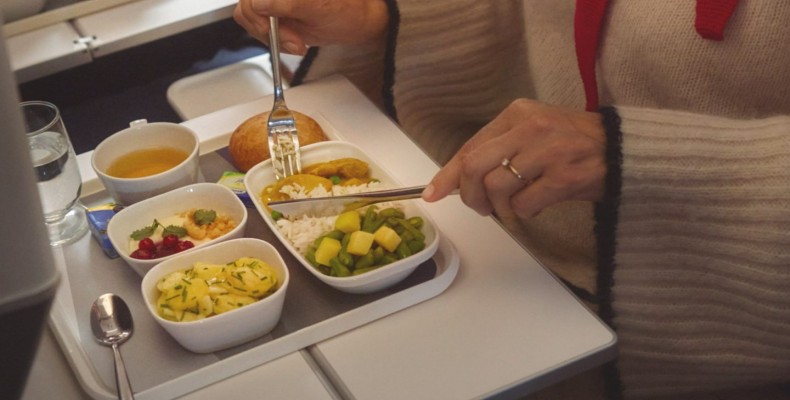 غذای هواپیما در کلاس پروازی پریمیوم اکونومی با کیفیت بالاتر از اکونومی
