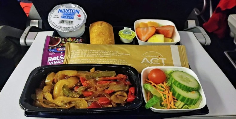 غذای هواپیما در پروازهای ایرفرانس با سرو کامل و استاندارد