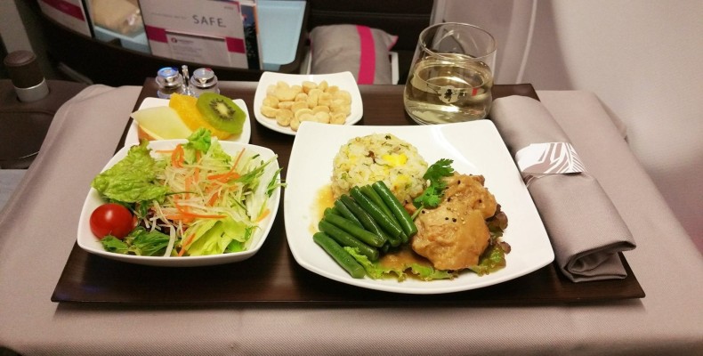 نمونه غذای هواپیما در هواپیمایی هاوایی ایرلاینز با سرو ساده و محلی