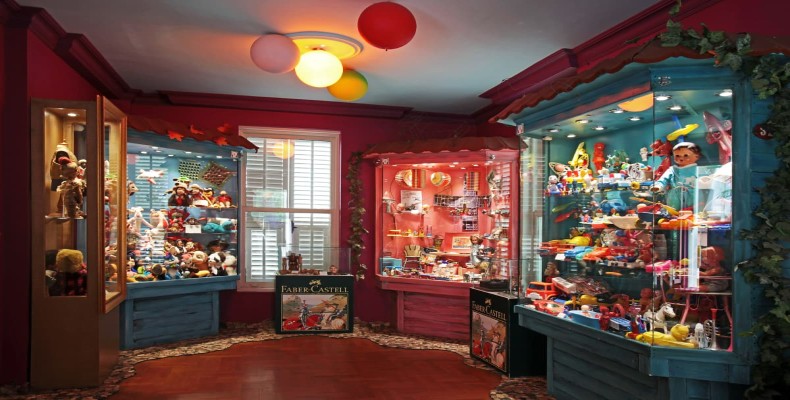 اتاق رنگارنگ و ویترینهای متنوع موزه اسباببازی استانبول