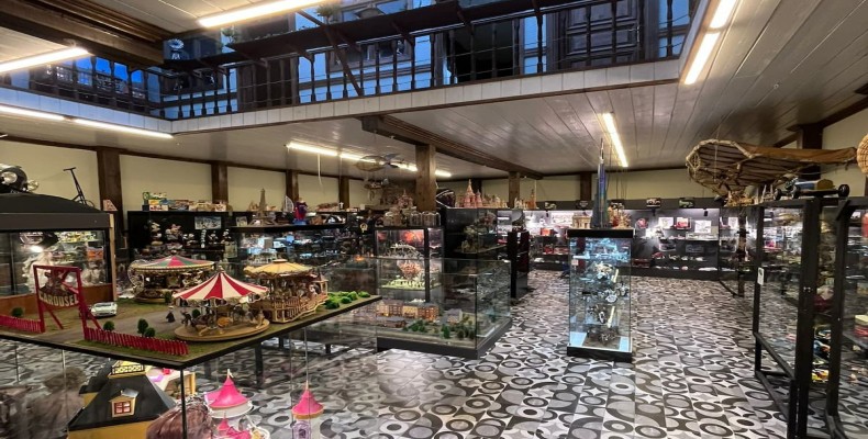 سالن داخلی موزه اسباببازی استانبول و ویترین اسباببازیهای قدیمی