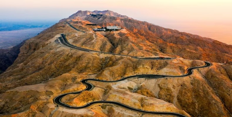 چشم‌انداز قله جبل هافت و جاده کوهستانی زیبا