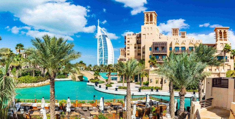 نمای مدینه الجمیرا دبی با پس‌زمینه برج‌العرب