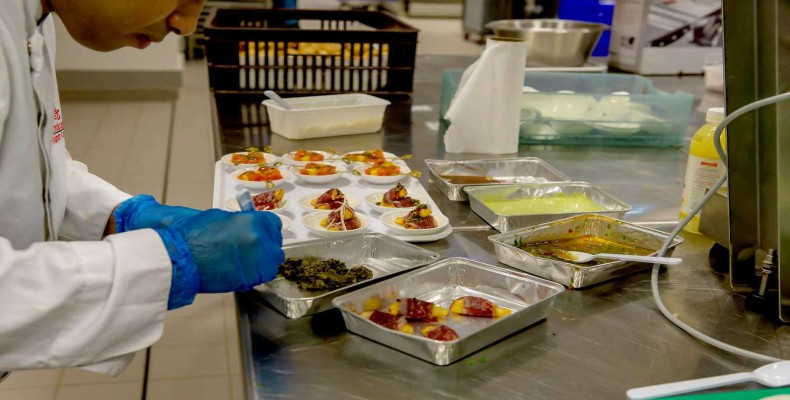 فرآیند آمادهسازی غذای هواپیما در کترینگ ایرلاینها