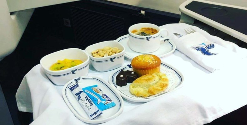 غذای هواپیما در ایران ایر با سرو وعده سنتی در کلاس پروازی مختلف