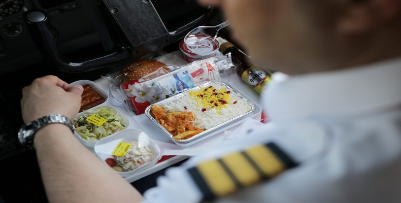 نمونه غذای هواپیما در قشم ایر شامل برنج، مرغ یا گوشت و مخلفات