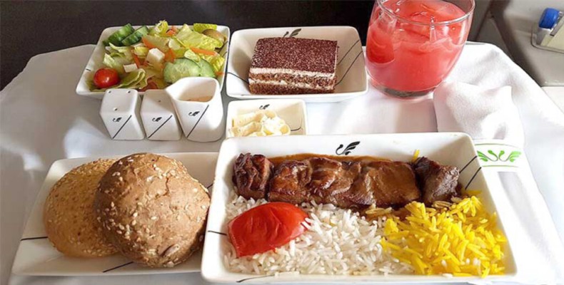 غذای هواپیما در ایرلاین ماهان شامل برنج، گوشت یا مرغ و مخلفات
