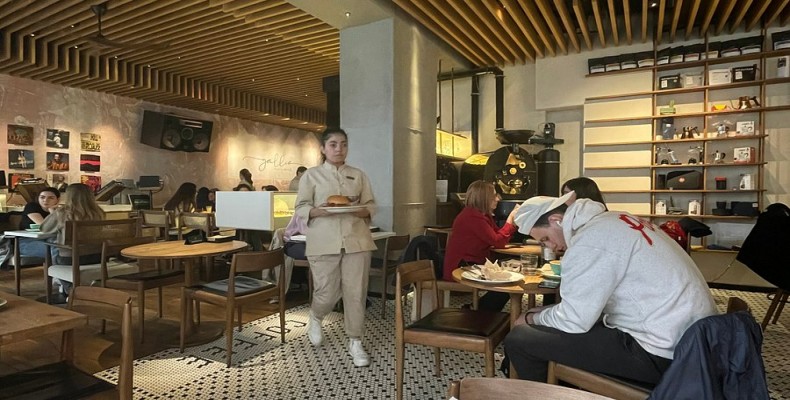 فضای داخلی کافه AfroLab Roastery ایروان – رست قهوه و محیط تخصصی