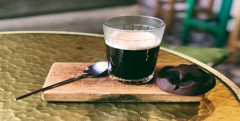 قهوه در کافه BREW ایروان همراه با بیسکوییت – یکی از کافههای ارمنستان