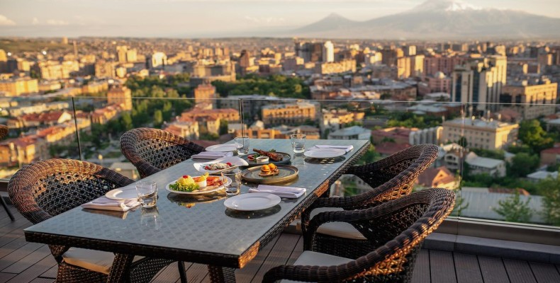 چشمانداز ایروان و کوه آرارات از تراس رستوران کاسکید رویال