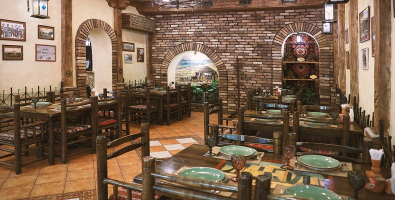 فضای داخلی رستوران قفقاز در ایروان با دکور سنتی ارمنی