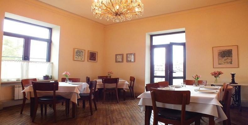 فضای داخلی ساده و صمیمی رستوران چارنتسی ۲۸ در ایروان