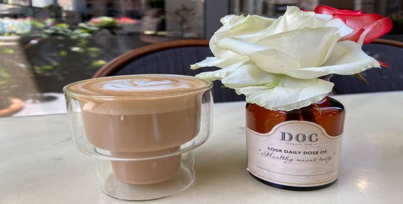 کاپوچینو در کافه DOC Therapy Bar ایروان – یکی از کافه های محبوب ارمنستان