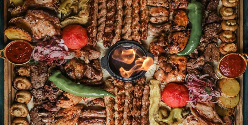 سینی کباب و غذاهای ارمنی در رستوران کامانچا ایروان