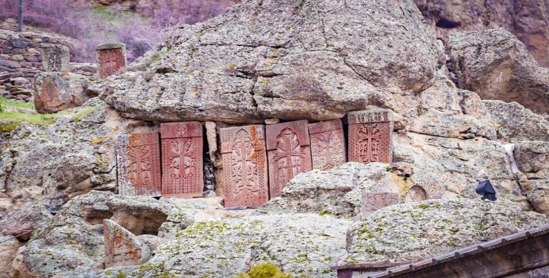 خاچکارهای ارمنی تراشیده شده در صخرههای اطراف کلیسا