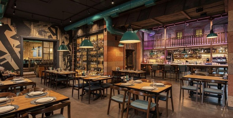 طراحی داخلی مدرن رستوران کتور در ایروان با نورپردازی گرم