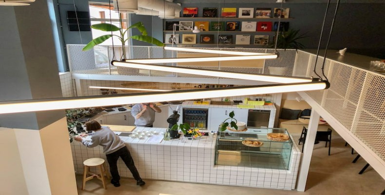 فضای داخلی کافه Lumen Coffee در ایروان – محیط مدرن و روشن کافه