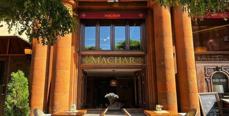 نمای بیرونی رستوران ماچار در ایروان با ورودی سنتی و میزهای فضای باز