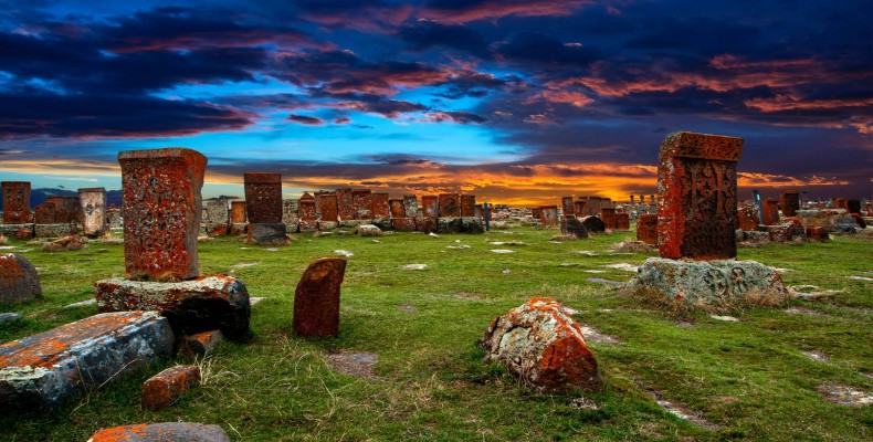 گورستان نوراتوس با خچکارهای باستانی ارمنی زیر آسمان رنگارنگ غروب