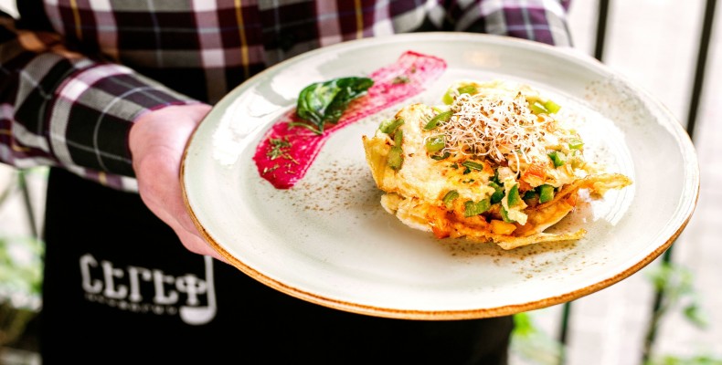 بشقاب غذای ارمنی در رستوران شرف ایروان