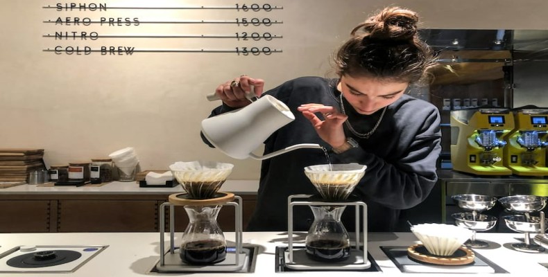 دمآوری قهوه تخصصی در کافه Sweet Coast ایروان – باریستا در حال تهیه قهوه دمی