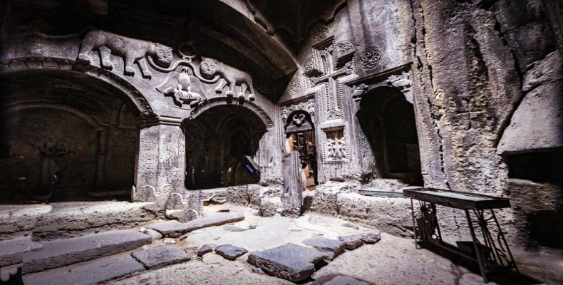 فضای داخلی کلیسای گغارت با اتاقهای تراشیده در دل صخره و نقشبرجستههای سنگی