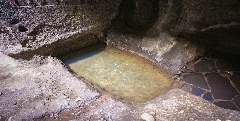 چشمه مقدس داخل کلیسای گغارت که زائران در آن سکه میاندازند