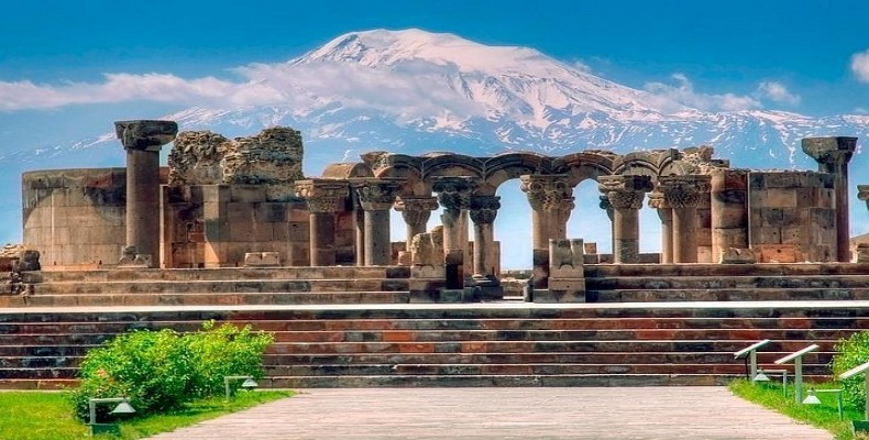 چشمانداز کلیسای جامع زوارتنوتس با پسزمینه کوه آرارات – جاذبه دیدنی ایروان