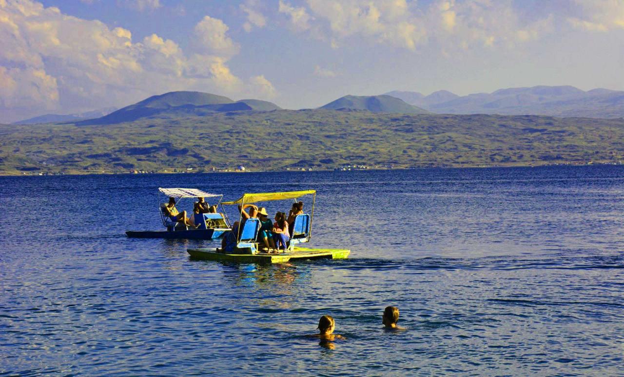امکانات دریاچه سوان ارمنستان تفریحات آبی و شنا کردن