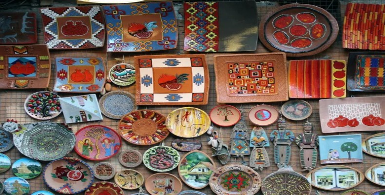 سرامیکهای رنگارنگ ارمنی با نقشونگارهای سنتی در بازار ایروان