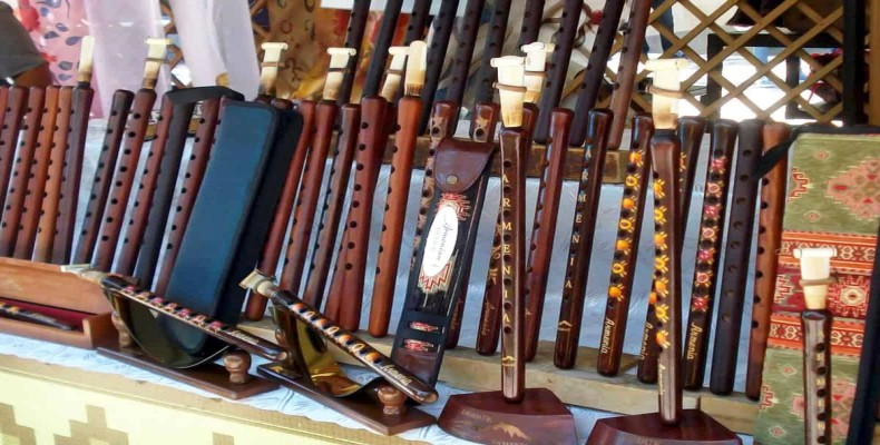 ساز دودوک ارمنی ساختهشده از چوب زردآلو