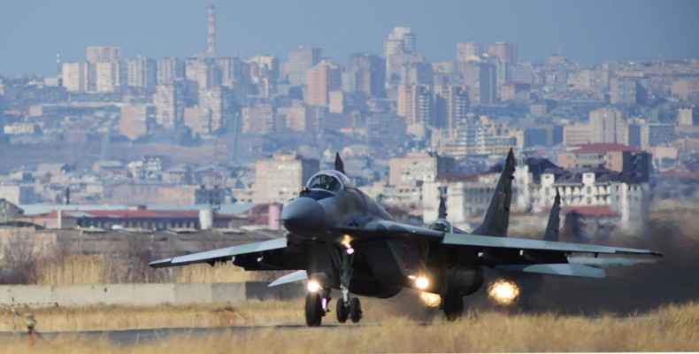 هواپیمای جنگنده MiG-29 در باند فرودگاه اربونی ایروان ارمنستان