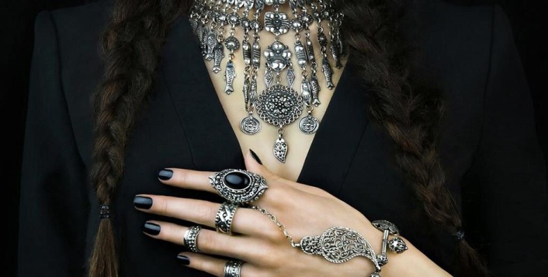 جواهرات سنتی ارمنی با طرحهای ملی و سنگهای محلی