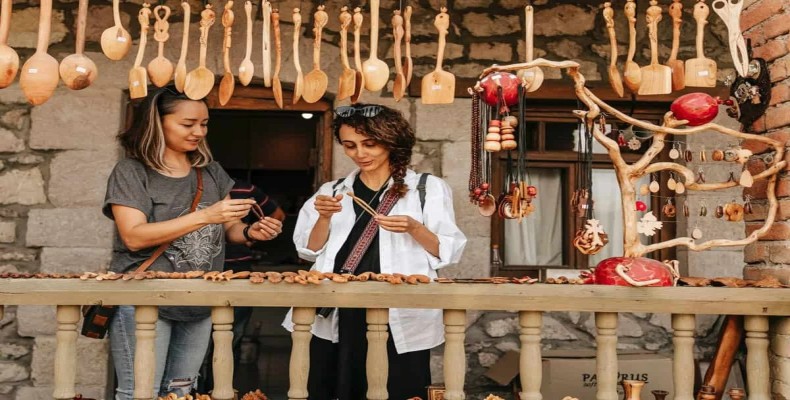 صنایعدستی چوبی ارمنی شامل قاشق، زیورآلات و وسایل تزئینی