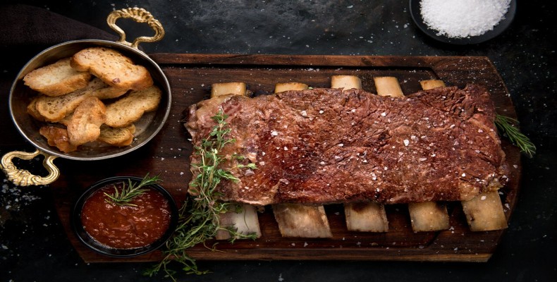 یک برش استیک گریل‌شده روی استخوان در رستوران نصرت استانبول