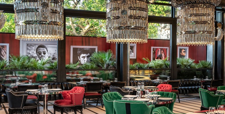 فضای داخلی لوکس رستوران نصرت در استانبول با دکور مدرن و میزهای چیده‌شده