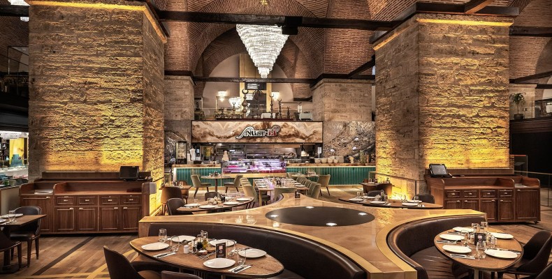 سالن رستوران نصرت در استانبول با معماری سنگی و فضای مجلل