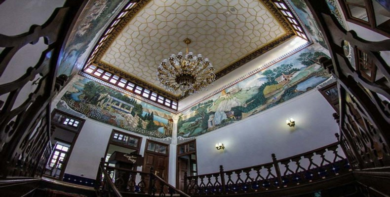 معماری داخلی عمارت شاپوری شیراز با راهپله چوبی و نقاشیهای دیواری