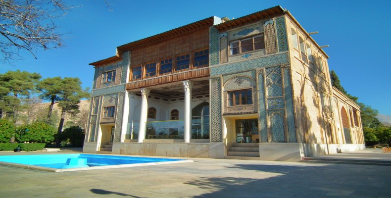 نمای روبه‌روی عمارت کلاه‌فرنگی باغ دلگشا در یک روز آفتابی