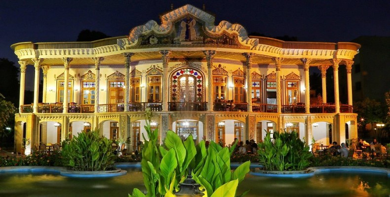 عمارت شاپوری شیراز در شب با نورپردازی زیبا و حوض مقابل بنا